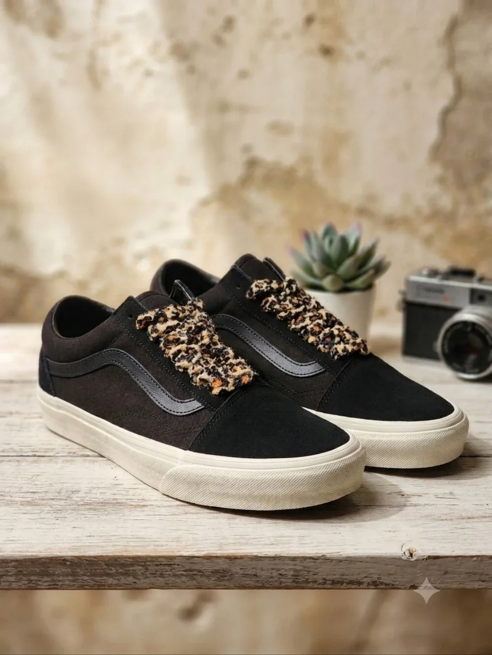 Vans Men's Black Old Skool Sneakers with Leopard Fur Laces Size 9.5